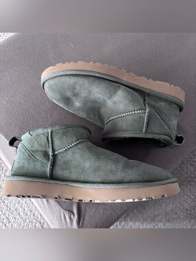 UGG booties women’s 7 olive green, EUC cozy, warm.